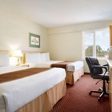 Travelodge By Wyndham Летбридж Экстерьер фото